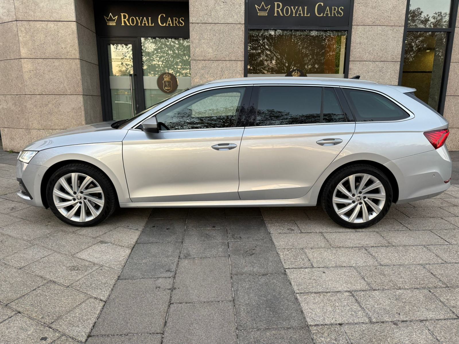 ŠKODA OCTAVIA COMBI - 2.0 TDI - 2021 GOD - FULL OPREMA - U PDVU!, fotografija 11