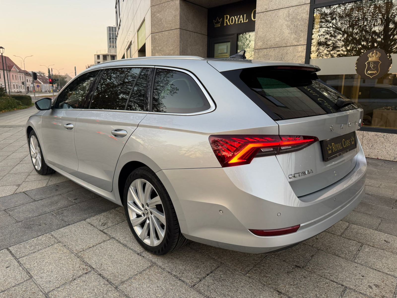 ŠKODA OCTAVIA COMBI - 2.0 TDI - 2021 GOD - FULL OPREMA - U PDVU!, fotografija 10
