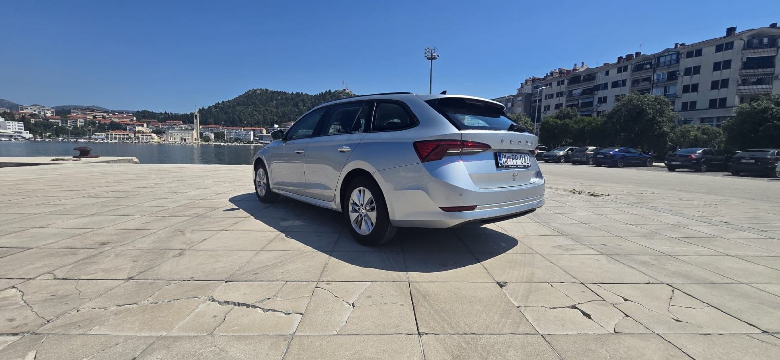 Škoda Octavia Combi 2,0 TDI Ambition DSG, fotografija 4