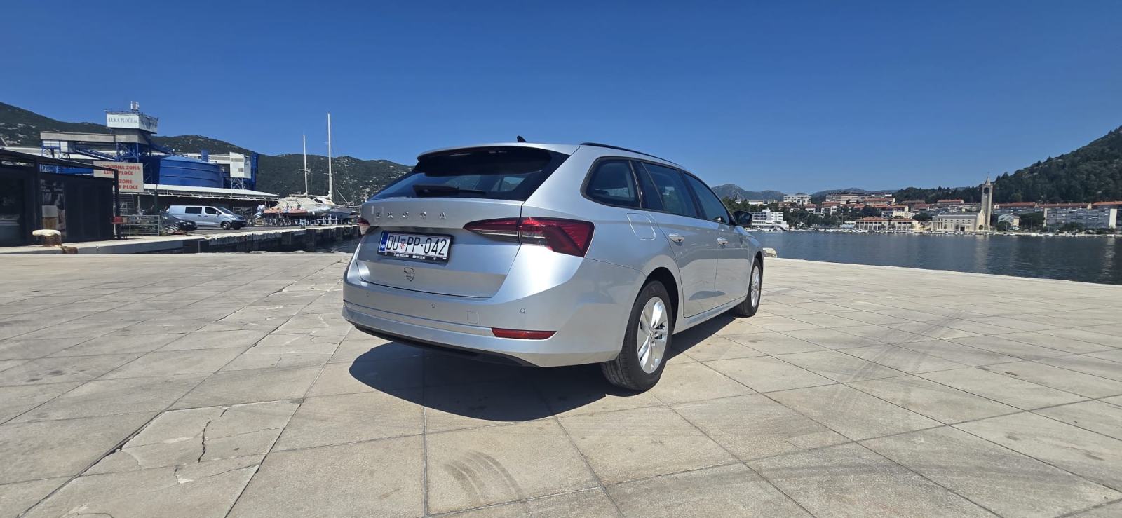 Škoda Octavia Combi 2,0 TDI Ambition DSG, fotografija 3