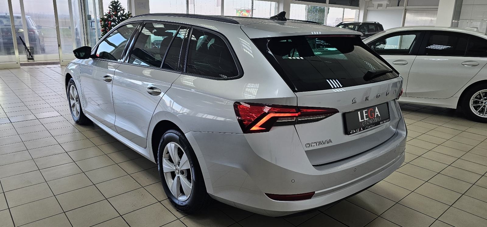Škoda Octavia Combi 2,0 TDI automatik,LEASING DO 7g.BEZ UČEŠĆA, fotografija 3