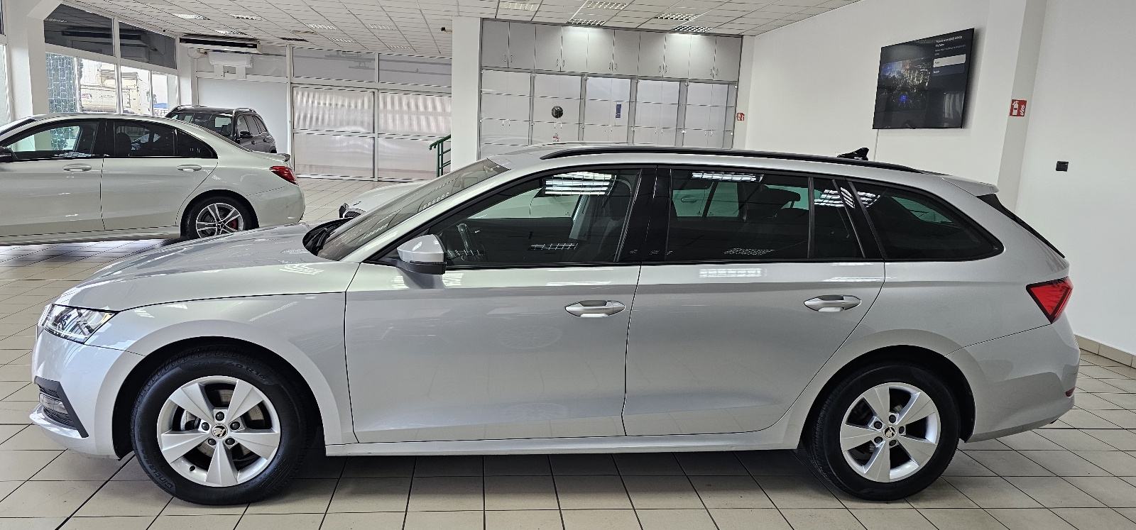 Škoda Octavia Combi 2,0 TDI automatik,LEASING DO 7g.BEZ UČEŠĆA, fotografija 6