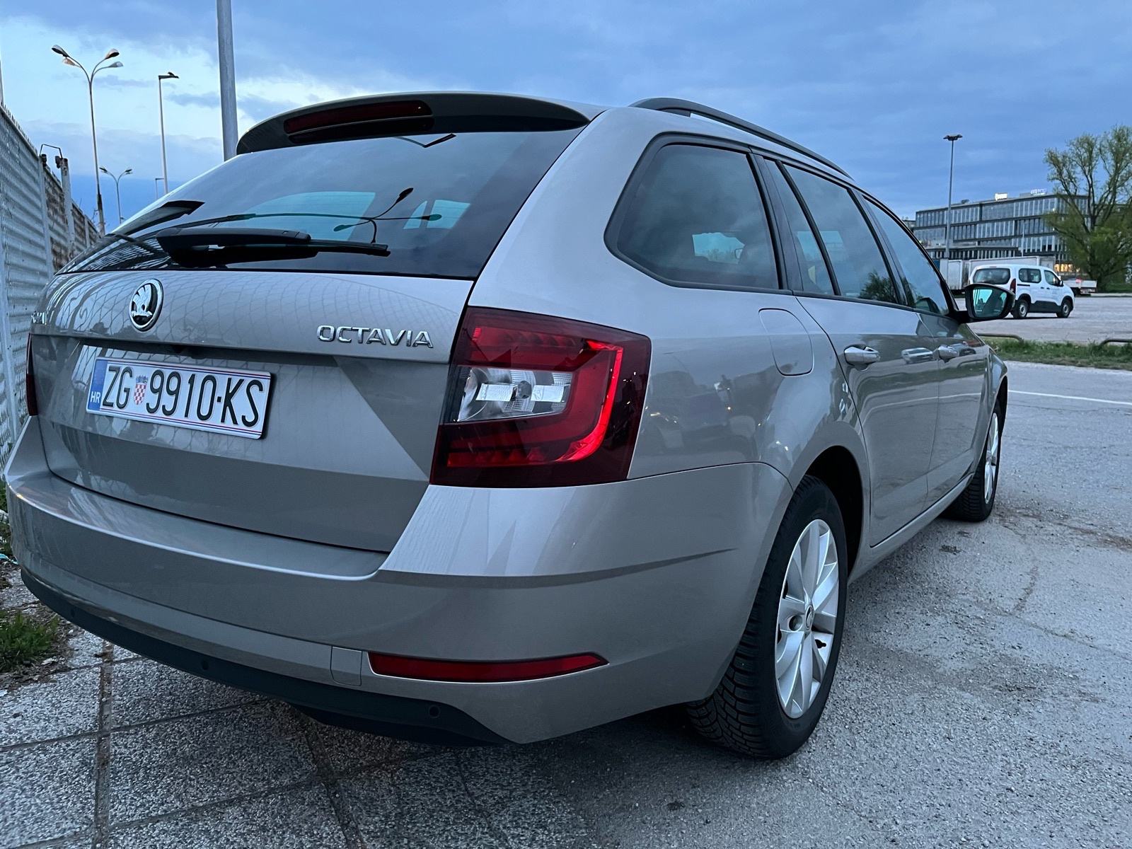 Škoda Octavia Combi 2,0 TDI automatik, fotografija 7