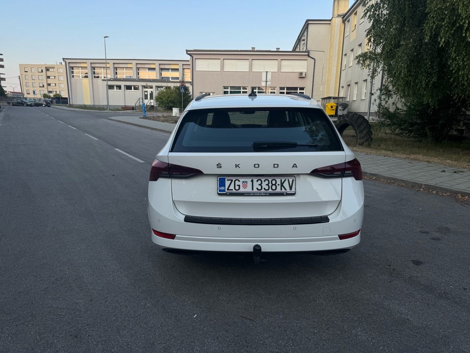 Škoda Octavia Combi 2,0 TDI automatik - bogata oprema, fotografija 4