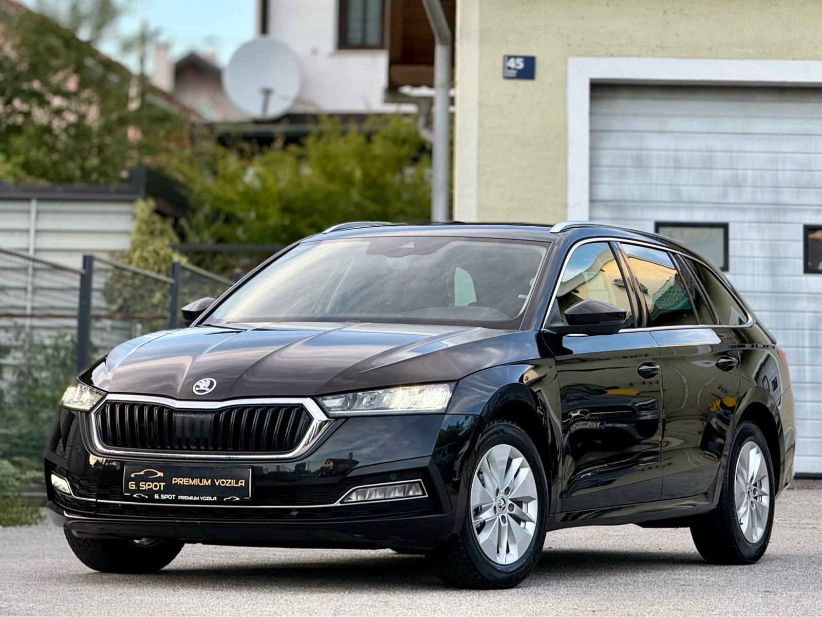 Škoda Octavia Combi 2,0 TDI *AUTOMATIK*VIRTUAL*NAVI*RADARI*VEL.SERVIS, fotografija 2