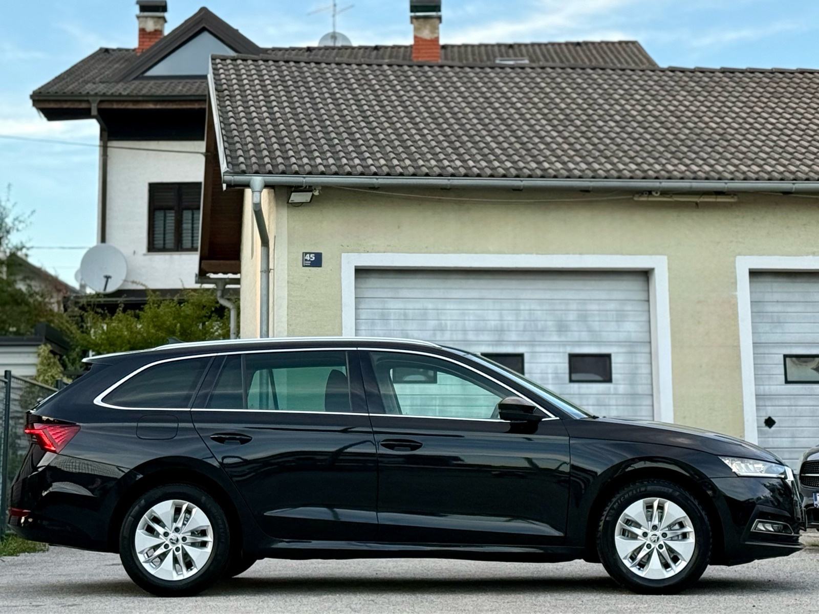 Škoda Octavia Combi 2,0 TDI *AUTOMATIK*VIRTUAL*NAVI*RADARI*VEL.SERVIS, fotografija 8