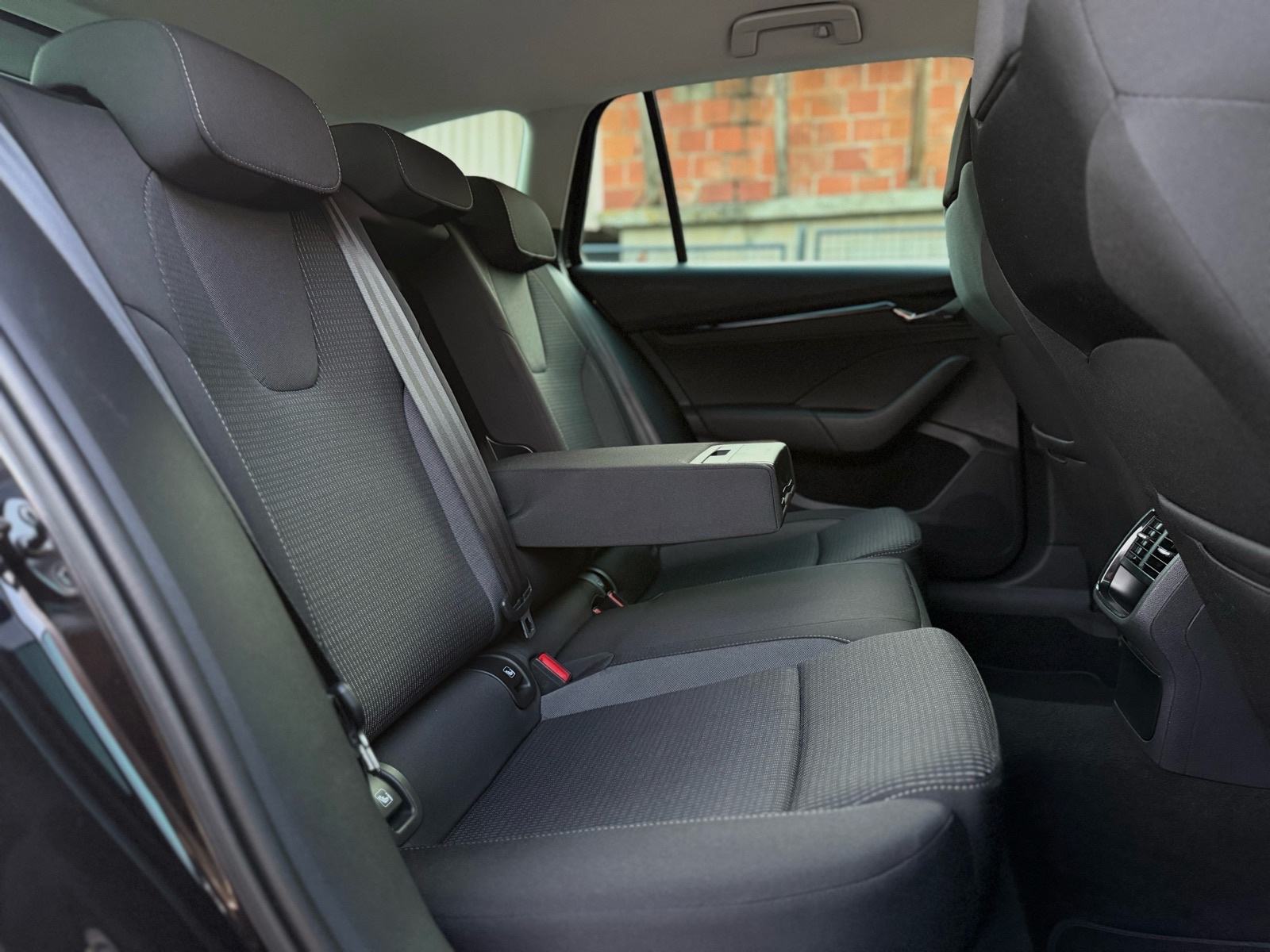 Škoda Octavia Combi 2,0 TDI *AUTOMATIK*VIRTUAL*NAVI*RADARI*VEL.SERVIS, fotografija 19