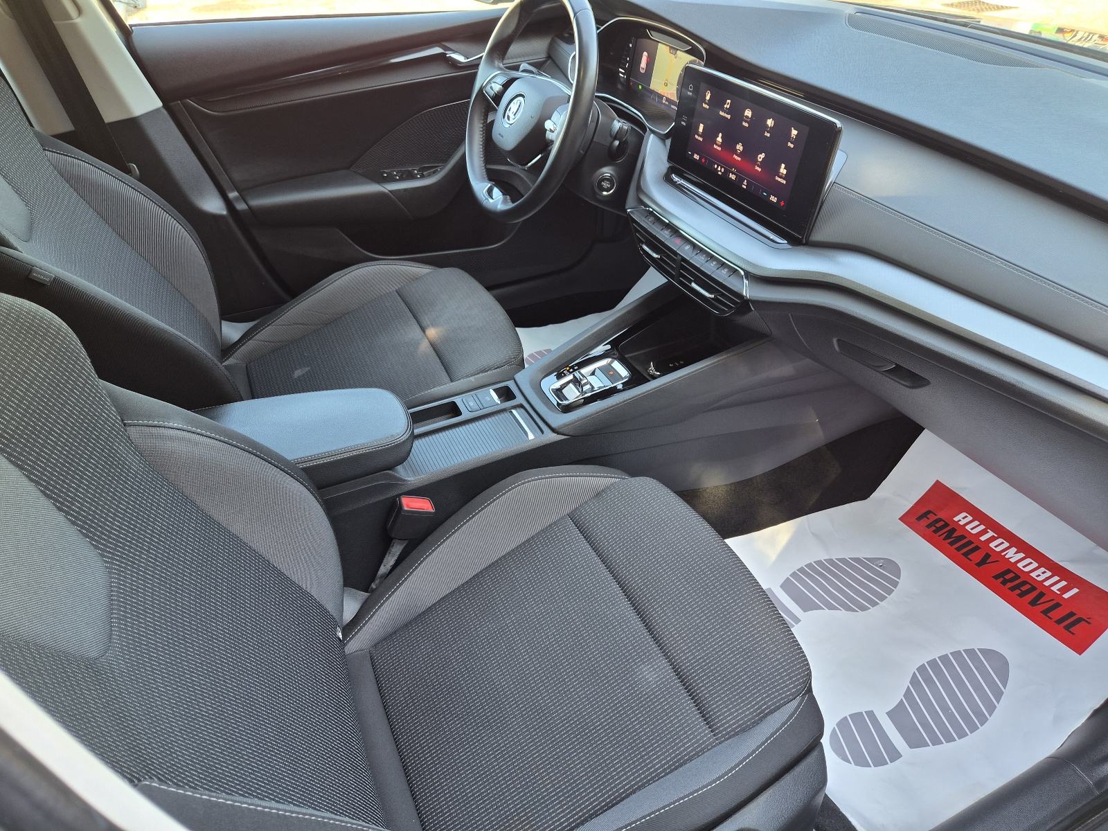 Škoda Octavia Combi 2,0 TDI DSG Ambition*Model 2023g*ACCRadar*Virtual*, fotografija 17