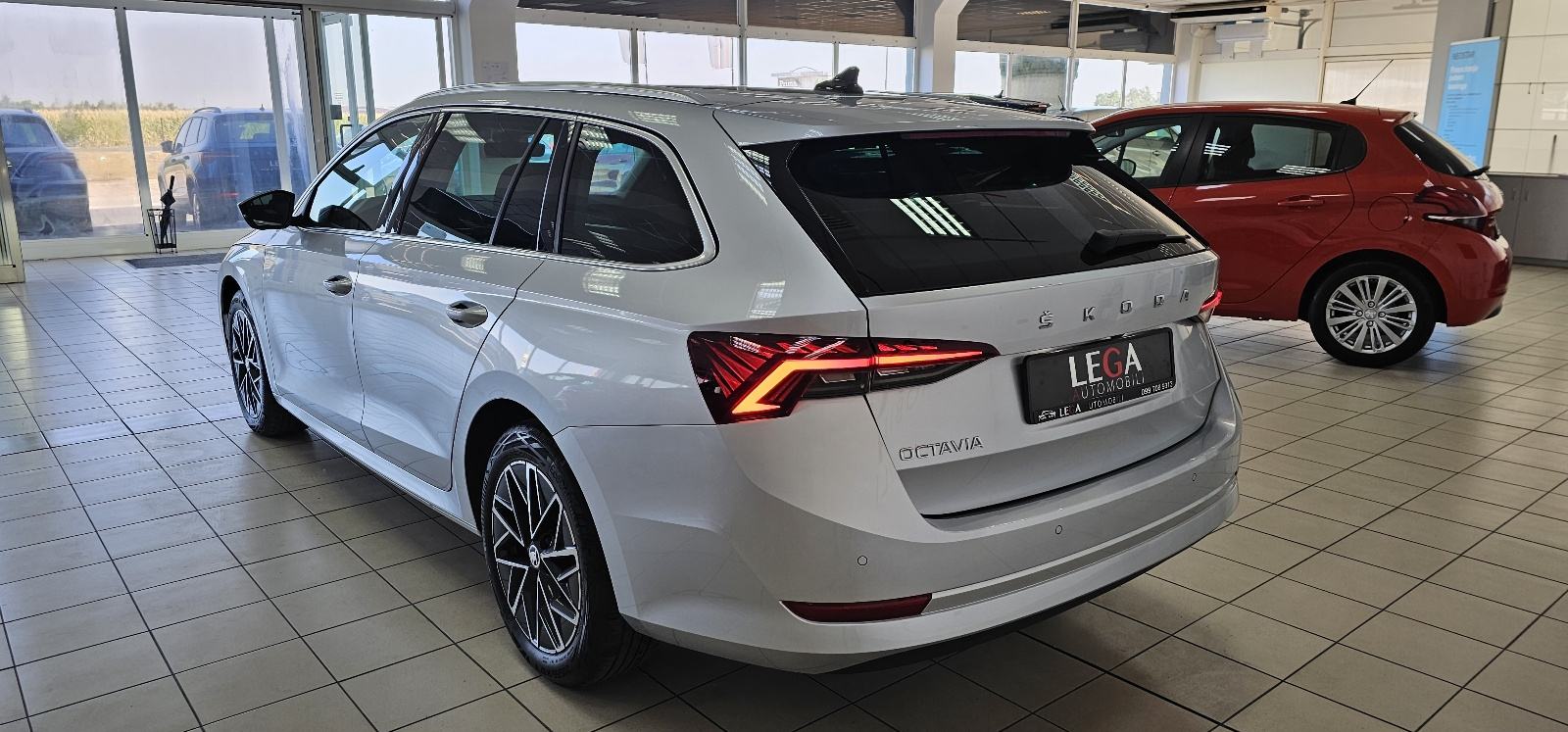 Škoda Octavia Combi 2,0 TDI DSG,EXECUTIVE,LEASING DO 8g.BEZ UČEŠĆA, fotografija 3