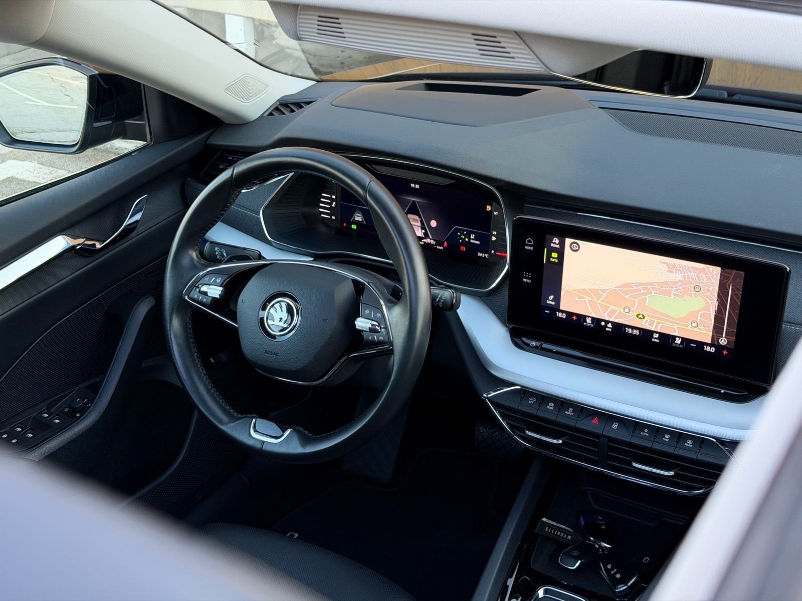 ŠKODA OCTAVIA COMBI 2,0 TDI DSG, FIRST EDITION, PANORAMA,VELIKI SERVIS, fotografija 19