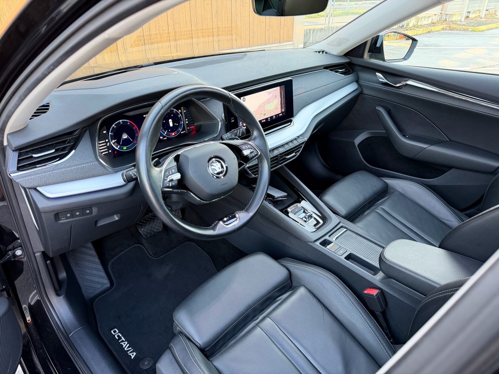 ŠKODA OCTAVIA COMBI 2,0 TDI DSG, FIRST EDITION, PANORAMA,VELIKI SERVIS, fotografija 11