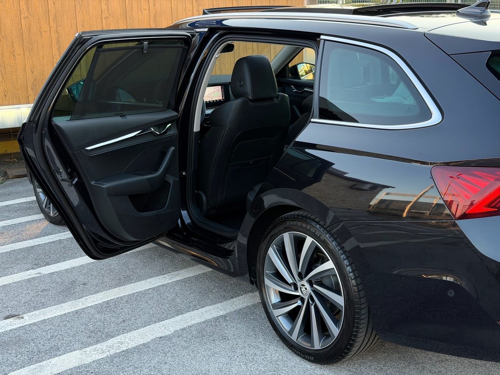 ŠKODA OCTAVIA COMBI 2,0 TDI DSG, FIRST EDITION, PANORAMA,VELIKI SERVIS, fotografija 7