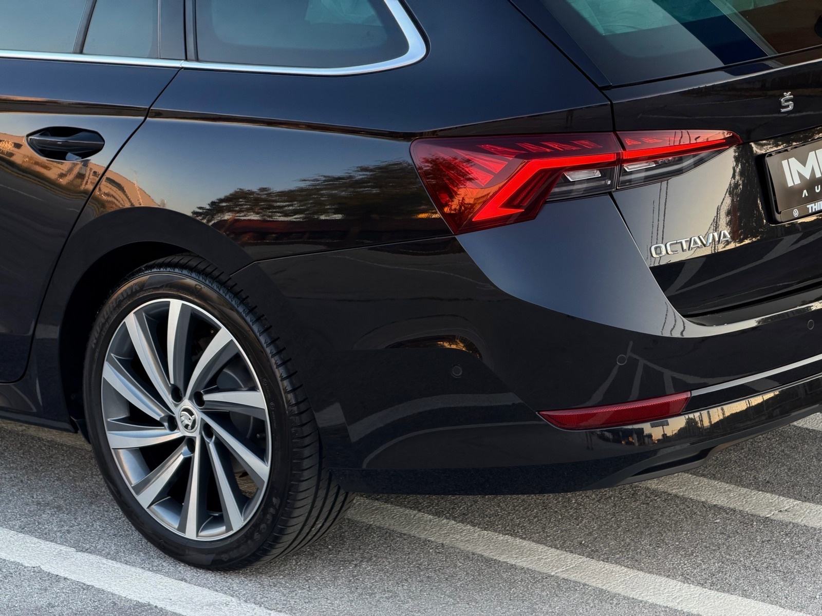 ŠKODA OCTAVIA COMBI 2,0 TDI DSG, FIRST EDITION, PANORAMA,VELIKI SERVIS, fotografija 9