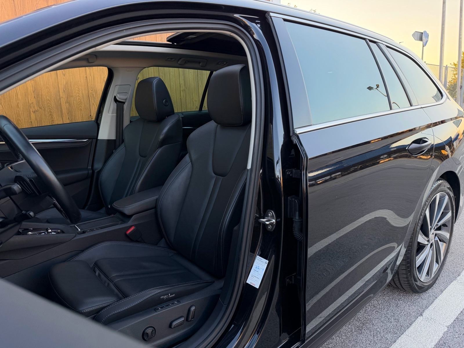 ŠKODA OCTAVIA COMBI 2,0 TDI DSG, FIRST EDITION, PANORAMA,VELIKI SERVIS, fotografija 10