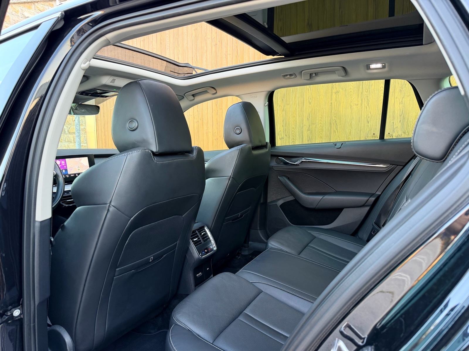 ŠKODA OCTAVIA COMBI 2,0 TDI DSG, FIRST EDITION, PANORAMA,VELIKI SERVIS, fotografija 16