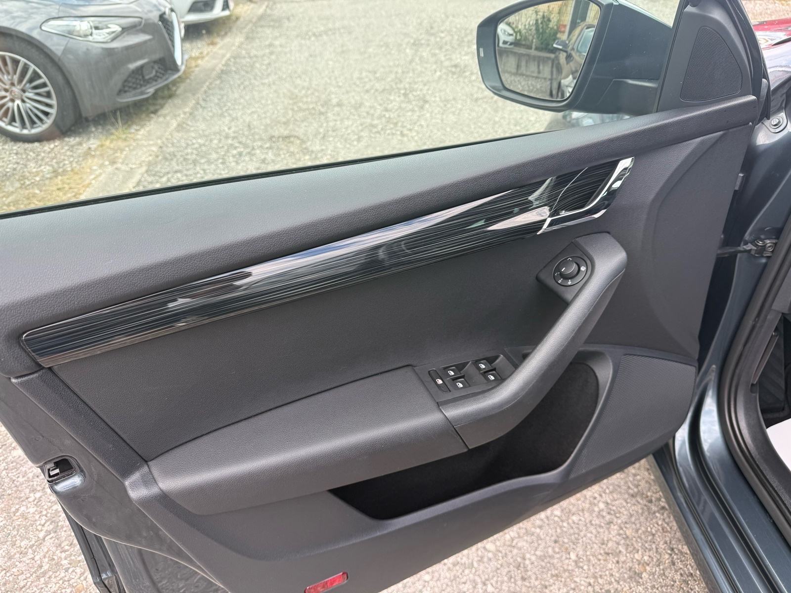 Škoda Octavia Combi 2.0 TDI DSG // LED, NAVI, 1.Vlasnik, 136.000 km, fotografija 18