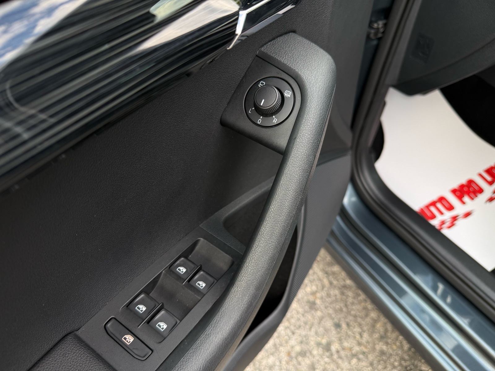 Škoda Octavia Combi 2.0 TDI DSG // LED, NAVI, 1.Vlasnik, 136.000 km, fotografija 19