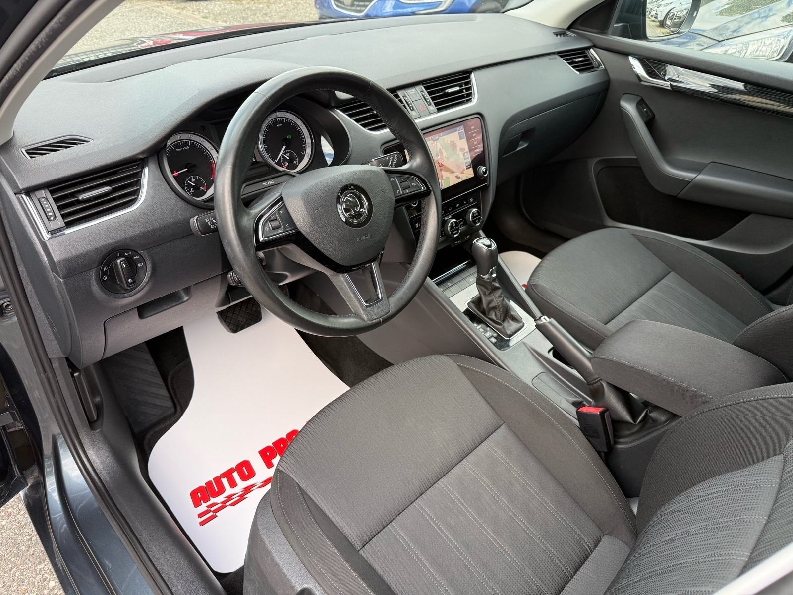 Škoda Octavia Combi 2.0 TDI DSG // LED, NAVI, 1.Vlasnik, 136.000 km, fotografija 8