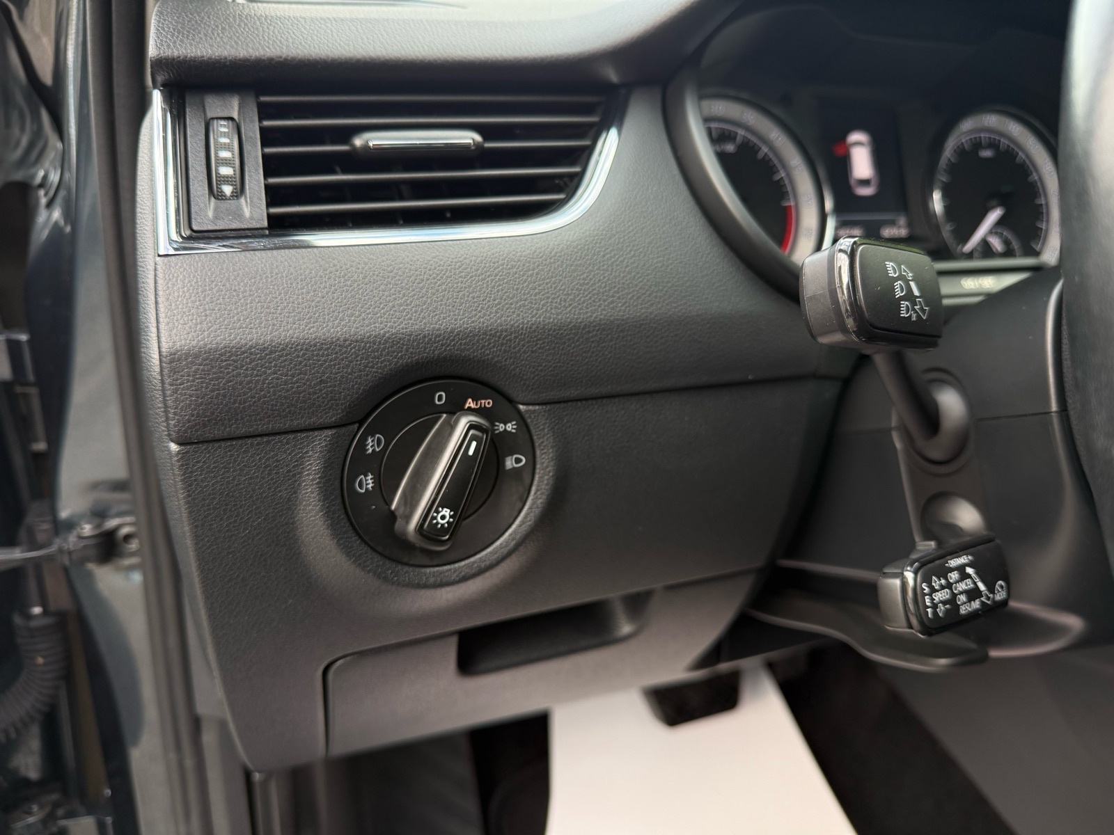 Škoda Octavia Combi 2.0 TDI DSG // LED, NAVI, 1.Vlasnik, 136.000 km, fotografija 20