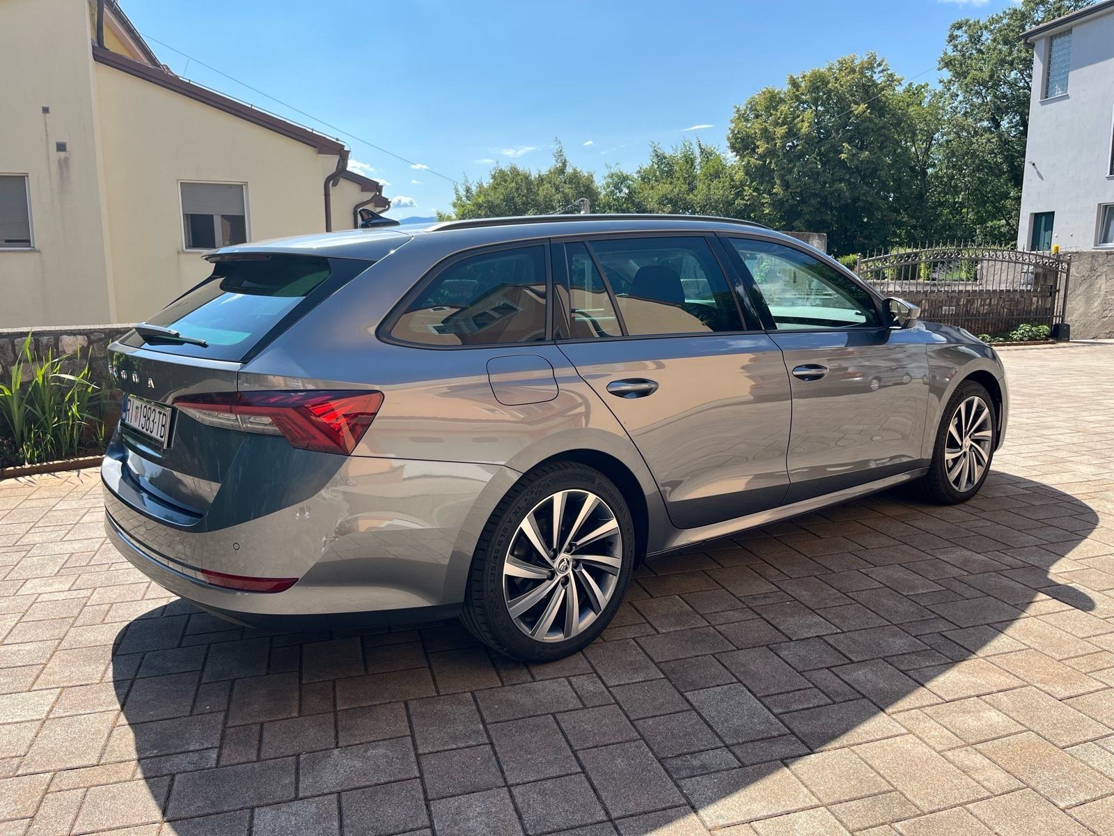 Škoda Octavia Combi 2,0 TDI DSG, fotografija 3