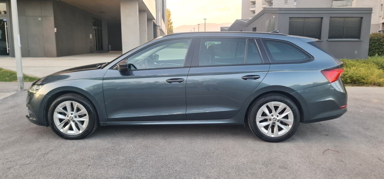Škoda Octavia Combi 2,0 TDI DSG Style, 2020., 173.200 km, HR auto, fotografija 2