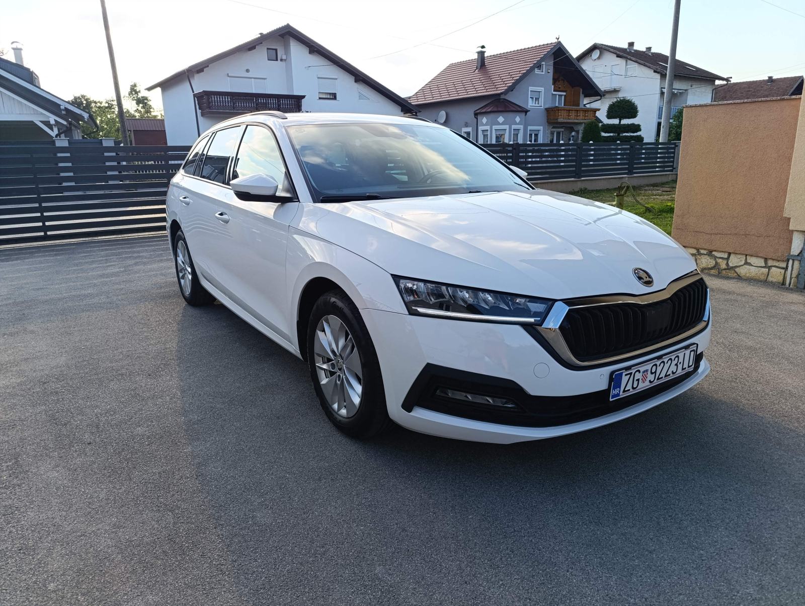Škoda Octavia Combi 2,0 TDI DSG Virtual Navi Kamera Reg.07/2027, fotografija 3