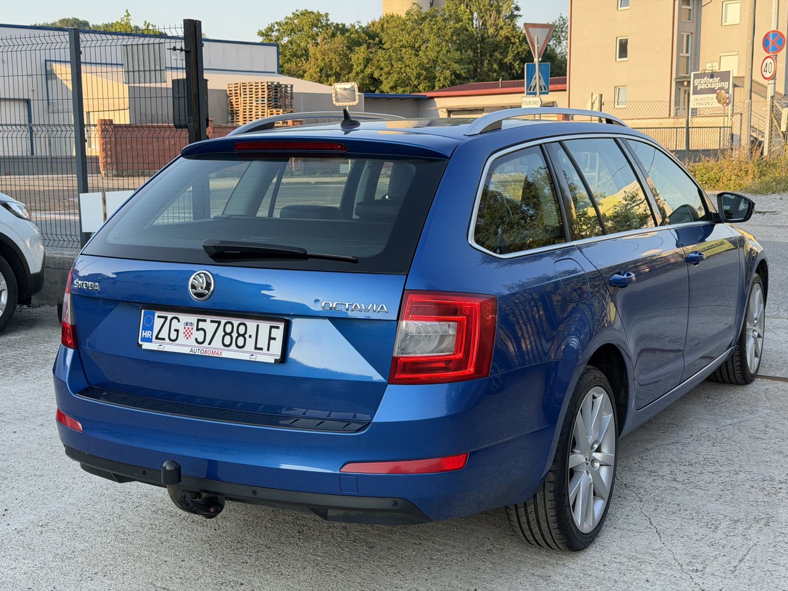 Škoda Octavia Combi 2,0 TDI Elegance -POTVRDA KM-REG.1 GOD.-150 KS-TOP, fotografija 6