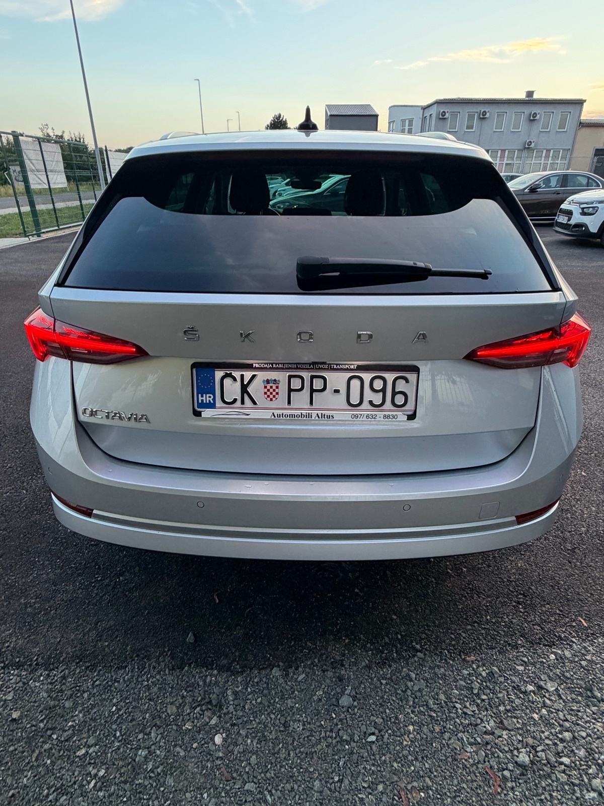 Škoda Octavia Combi 2,0 TDI|Jamstvo|Ambient Lig.|Alu|Grij. sjedala, fotografija 5