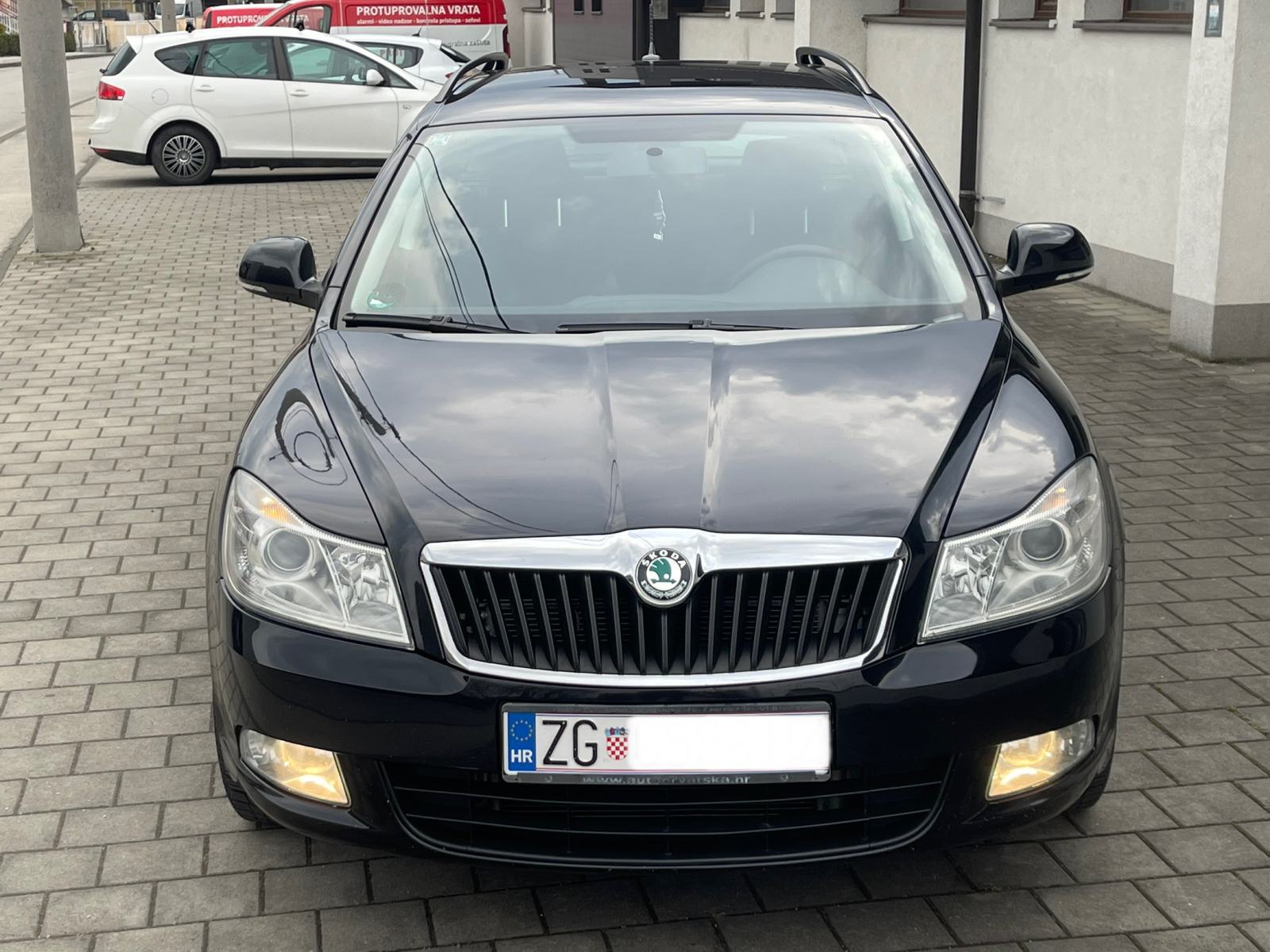 ŠKODA OCTAVIA COMBI 2,0 TDI •• KAO NOVA, FULL OPREMA, NAVIGACIJA ••, fotografija 2