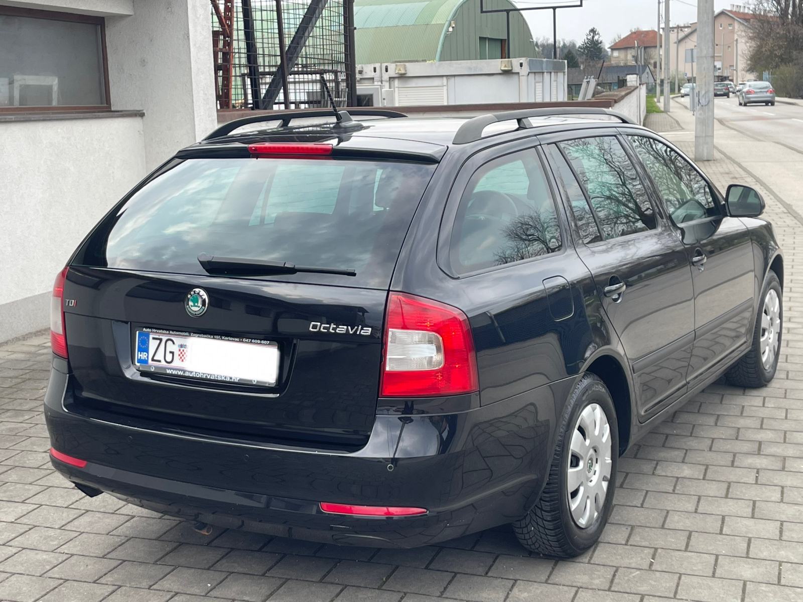 ŠKODA OCTAVIA COMBI 2,0 TDI •• KAO NOVA, FULL OPREMA, NAVIGACIJA ••, fotografija 4