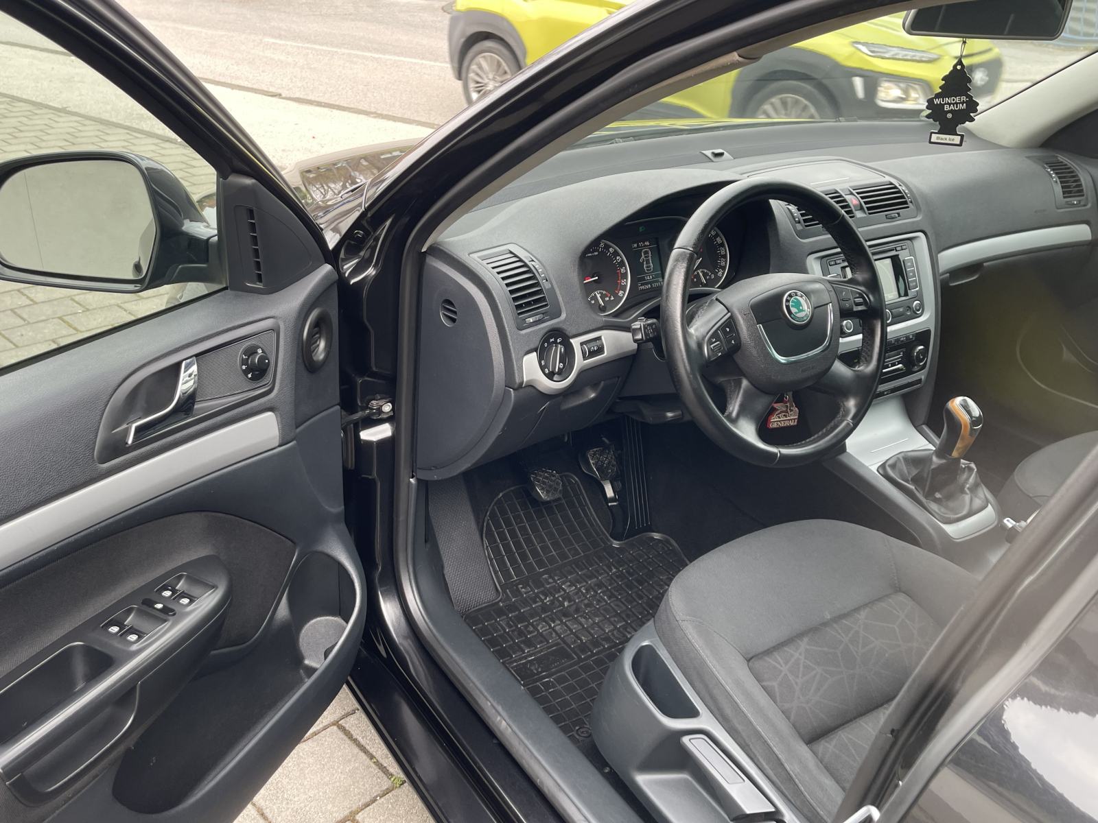 ŠKODA OCTAVIA COMBI 2,0 TDI •• KAO NOVA, FULL OPREMA, NAVIGACIJA ••, fotografija 9