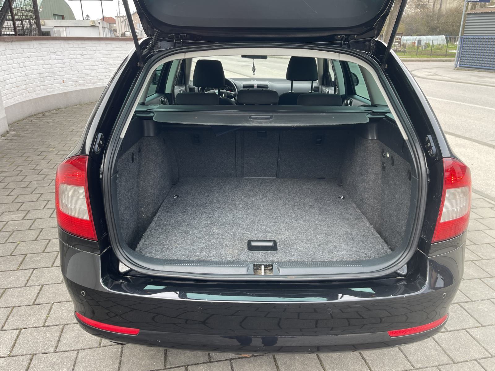 ŠKODA OCTAVIA COMBI 2,0 TDI •• KAO NOVA, FULL OPREMA, NAVIGACIJA ••, fotografija 12