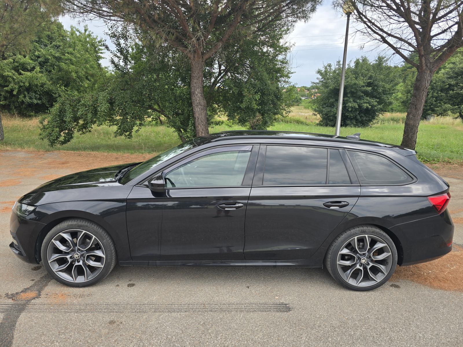 Škoda Octavia Combi 2,0 TDI, fotografija 2