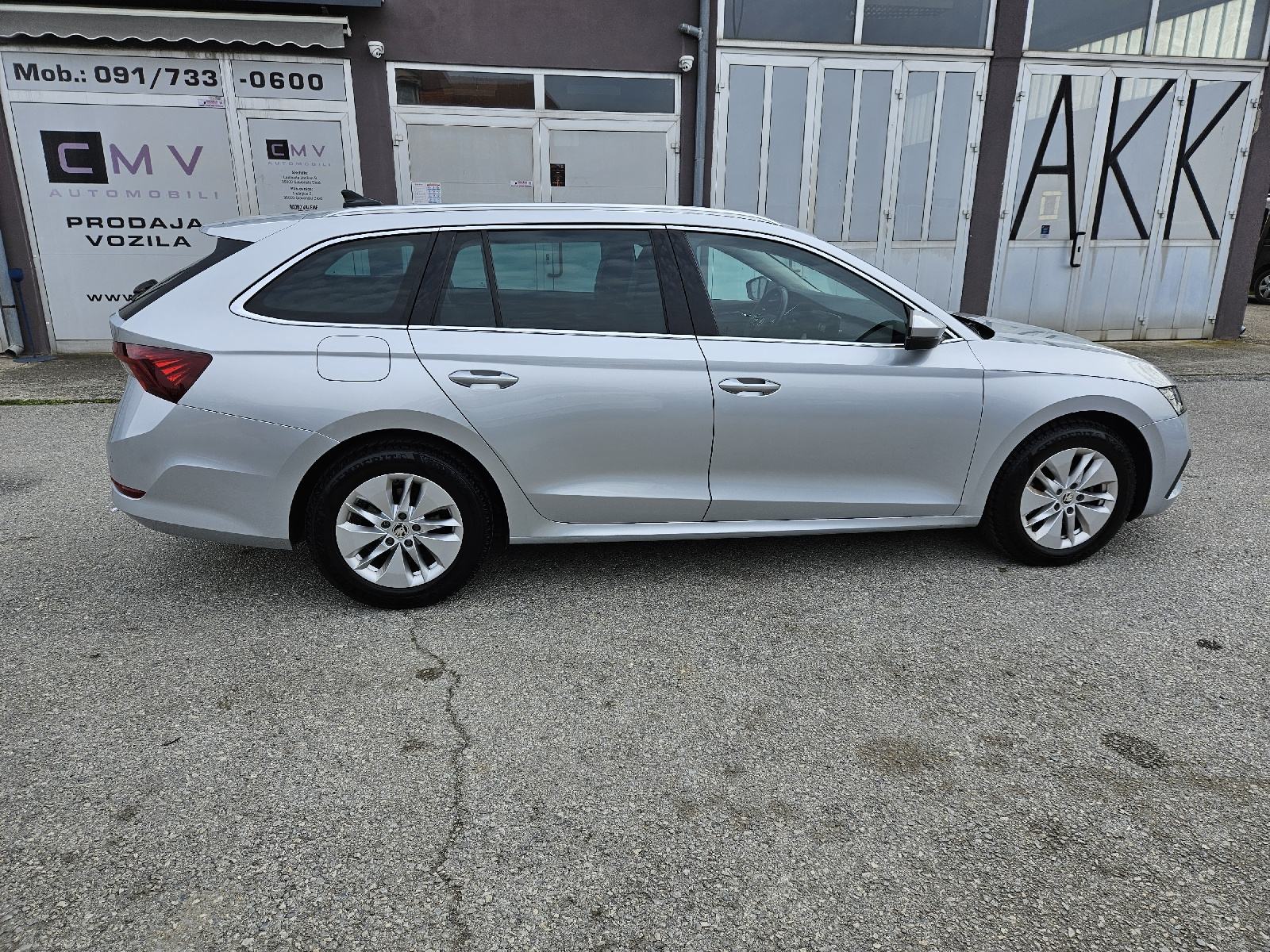 Škoda Octavia Combi 2,0 TDI/VELIKI SERVIS/VIRTUAL/KOŽA/KUKA/NAVI..., fotografija 8