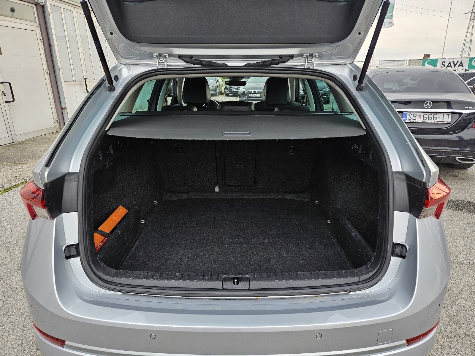 Škoda Octavia Combi 2,0 TDI/VELIKI SERVIS/VIRTUAL/KOŽA/KUKA/NAVI..., fotografija 20