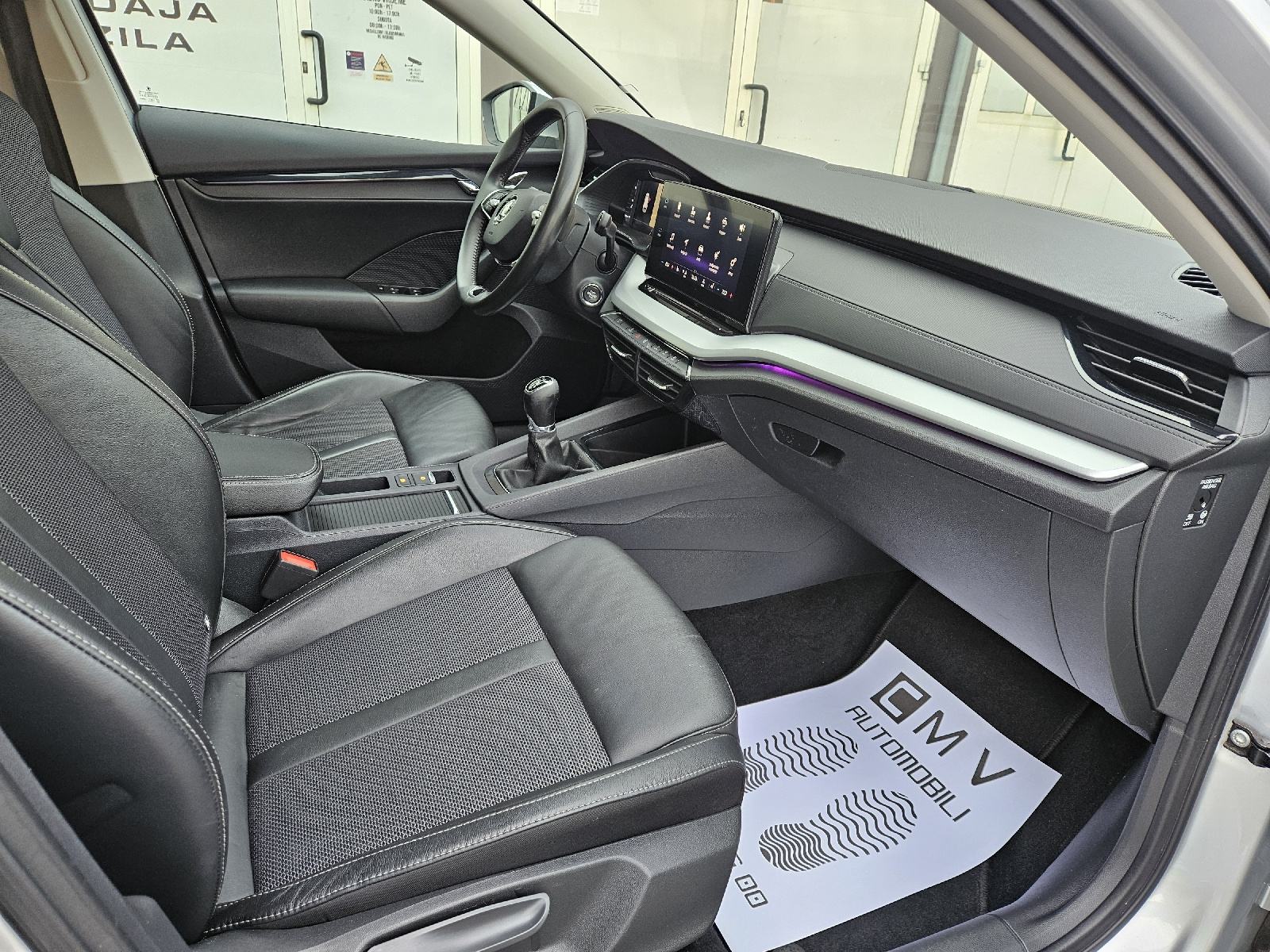 Škoda Octavia Combi 2,0 TDI/VELIKI SERVIS/VIRTUAL/KOŽA/KUKA/NAVI..., fotografija 15