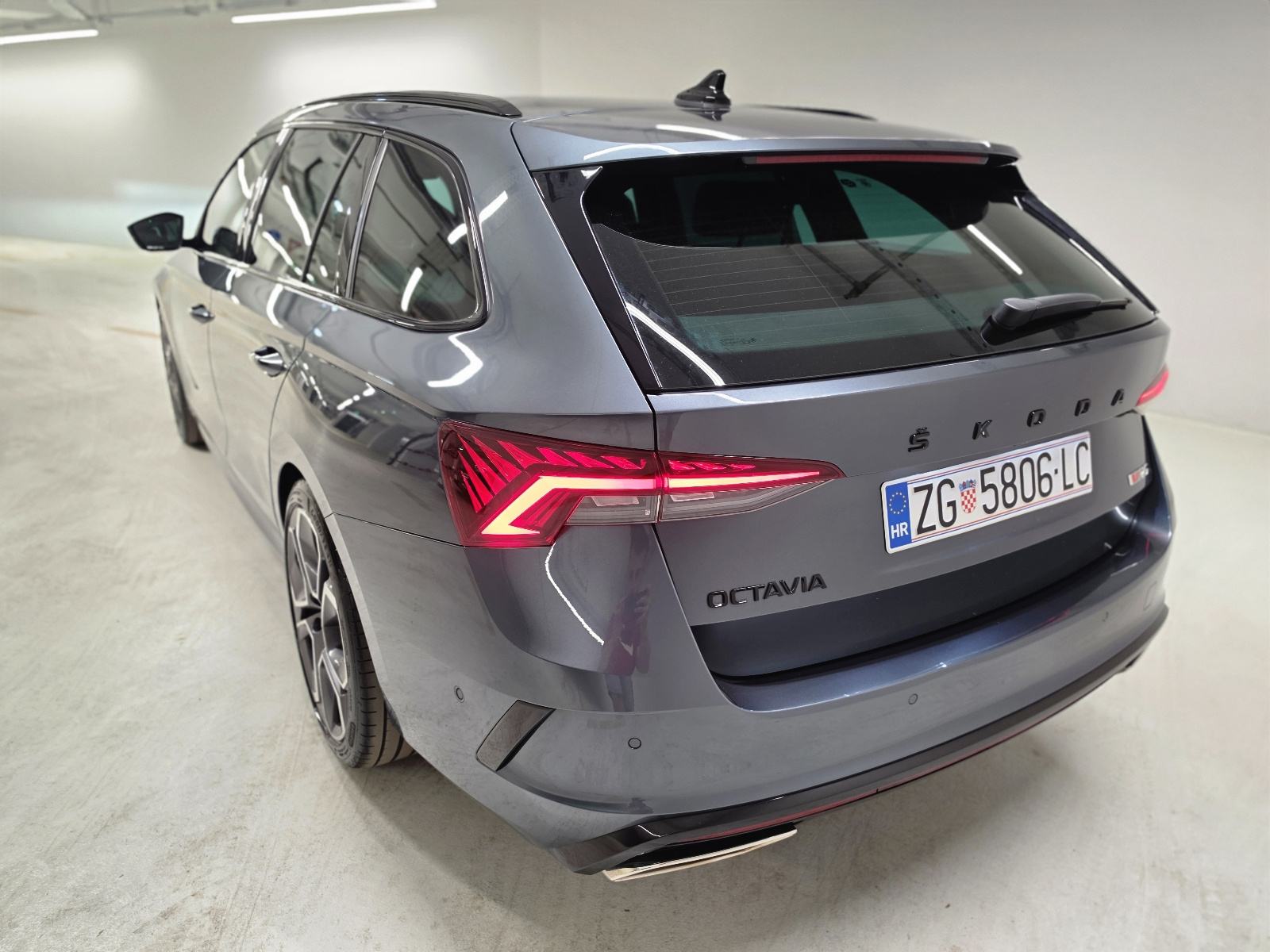 Škoda Octavia Combi 2,0 TSI RS PLUS, fotografija 5
