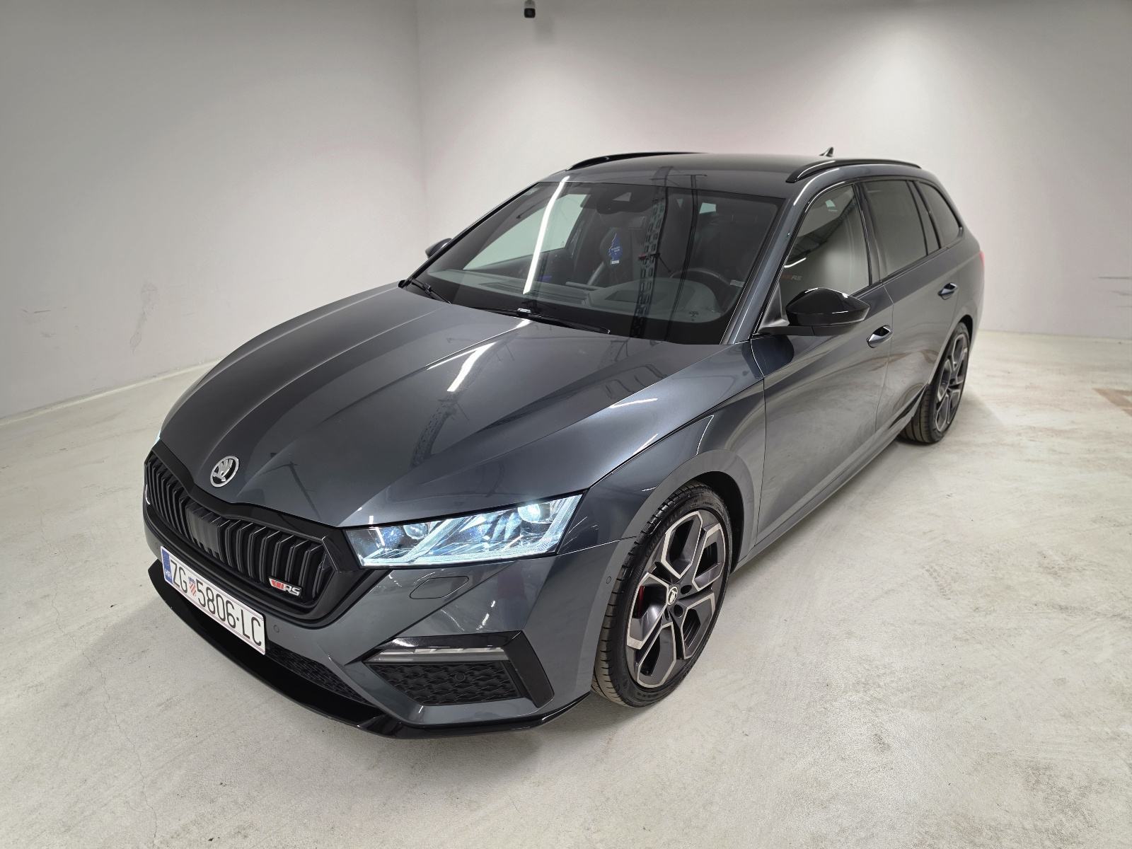 Škoda Octavia Combi 2,0 TSI RS PLUS, fotografija 2