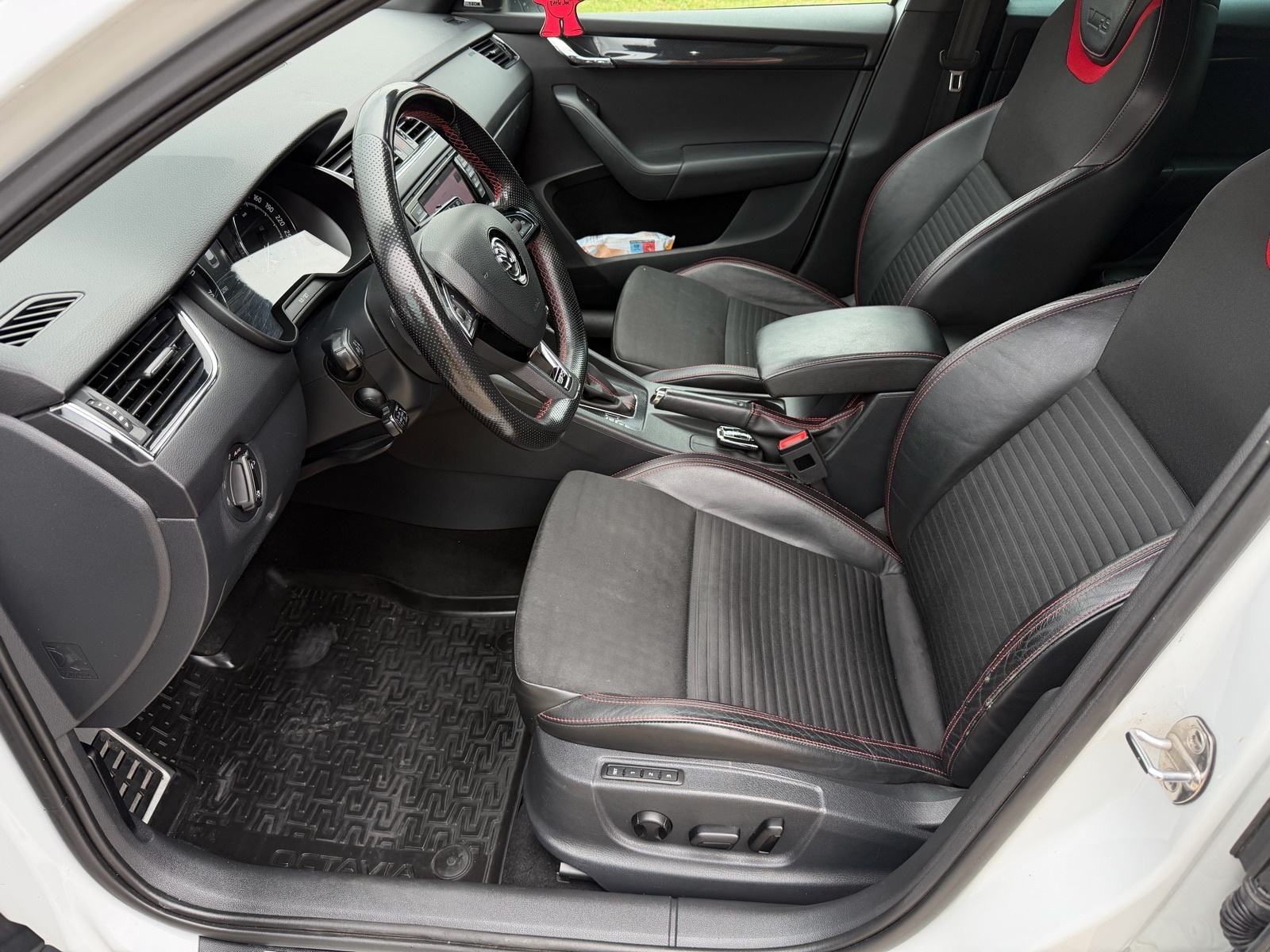 Škoda Octavia Combi 2,0 TSI vRS ** TOP STANJE **, fotografija 13