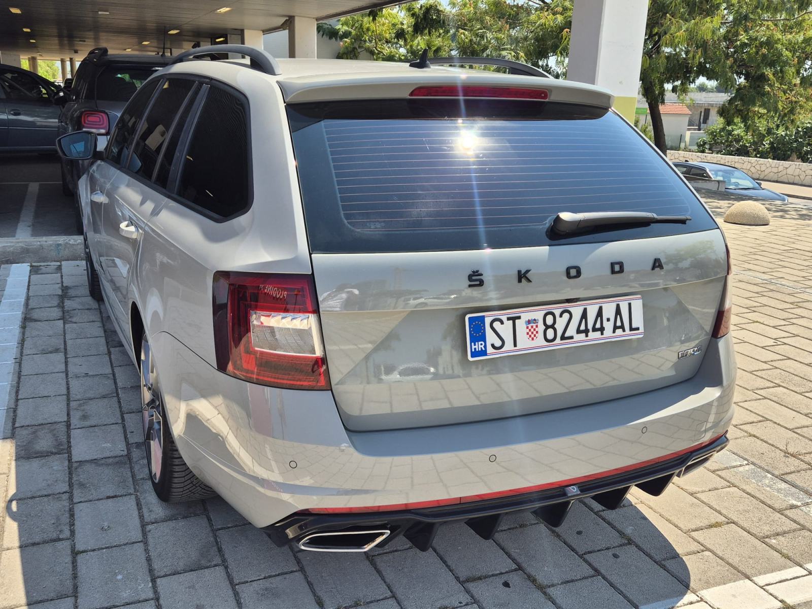 Škoda Octavia Combi vRS 2.0 TDI DSG – Nardo Grey – 211 KS – Top stanje, fotografija 11