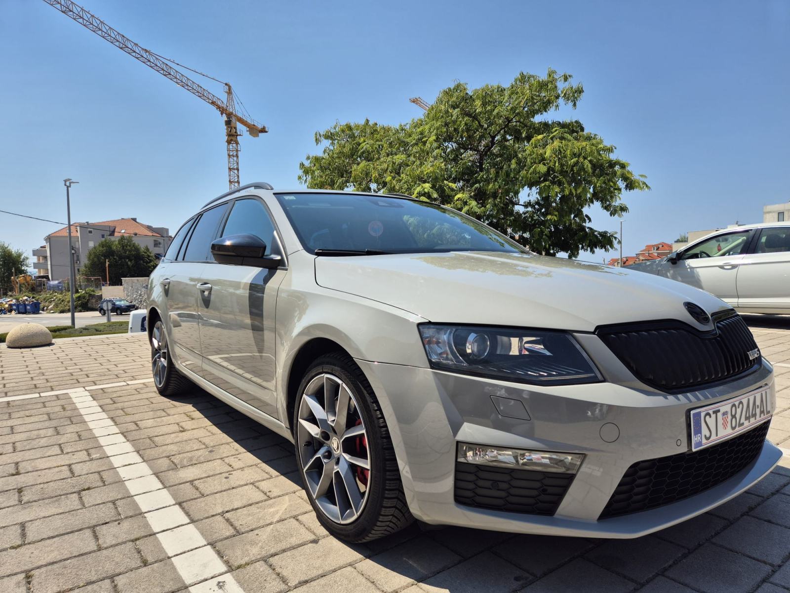 Škoda Octavia Combi vRS 2.0 TDI DSG – Nardo Grey – 211 KS – Top stanje, fotografija 2