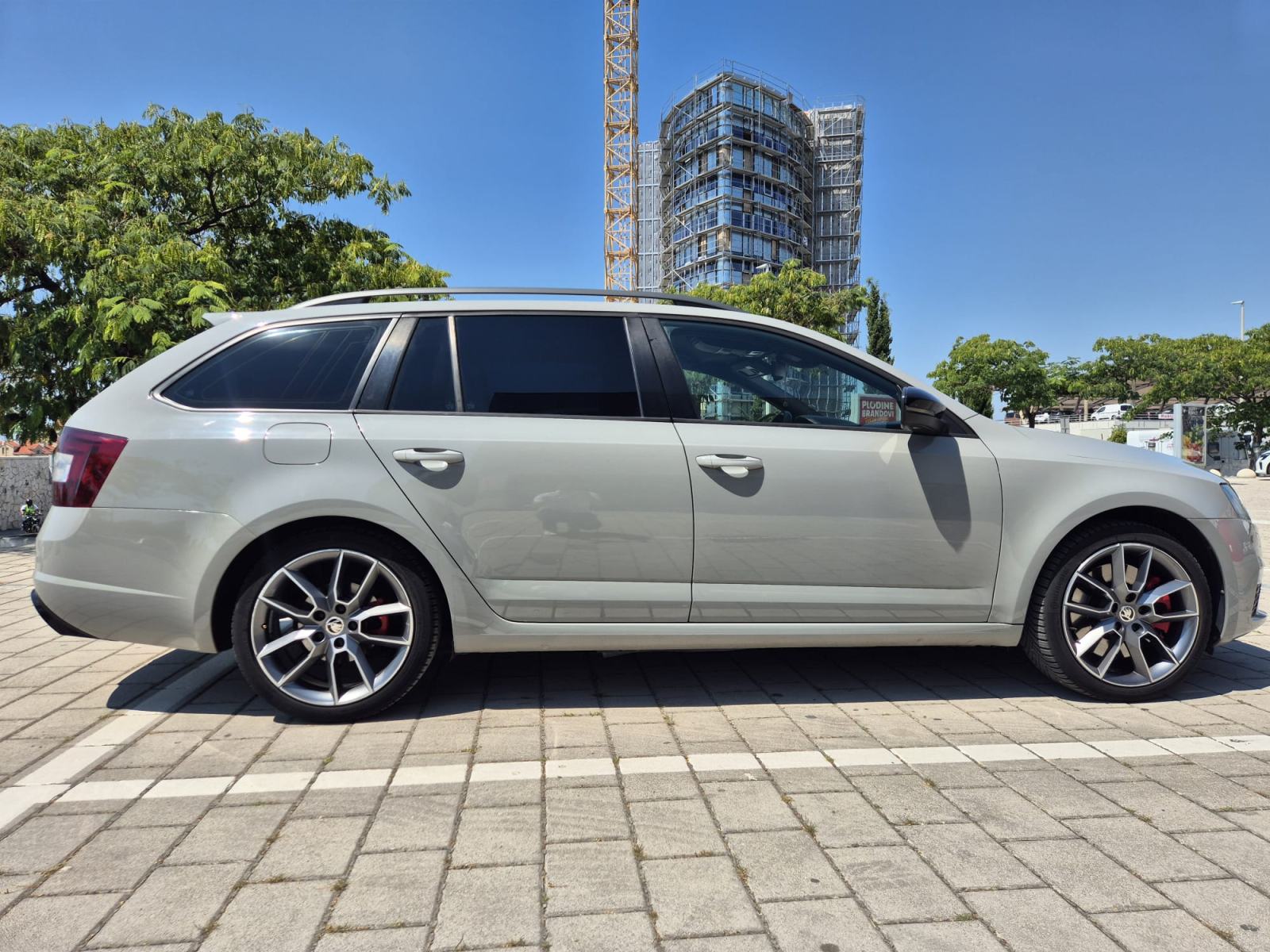 Škoda Octavia Combi vRS 2.0 TDI DSG – Nardo Grey – 211 KS – Top stanje, fotografija 3