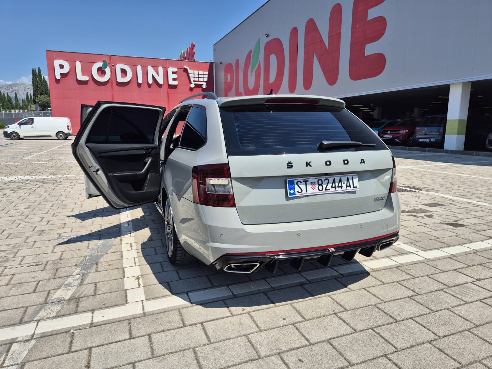 Škoda Octavia Combi vRS 2.0 TDI DSG – Nardo Grey – 211 KS – Top stanje, fotografija 7