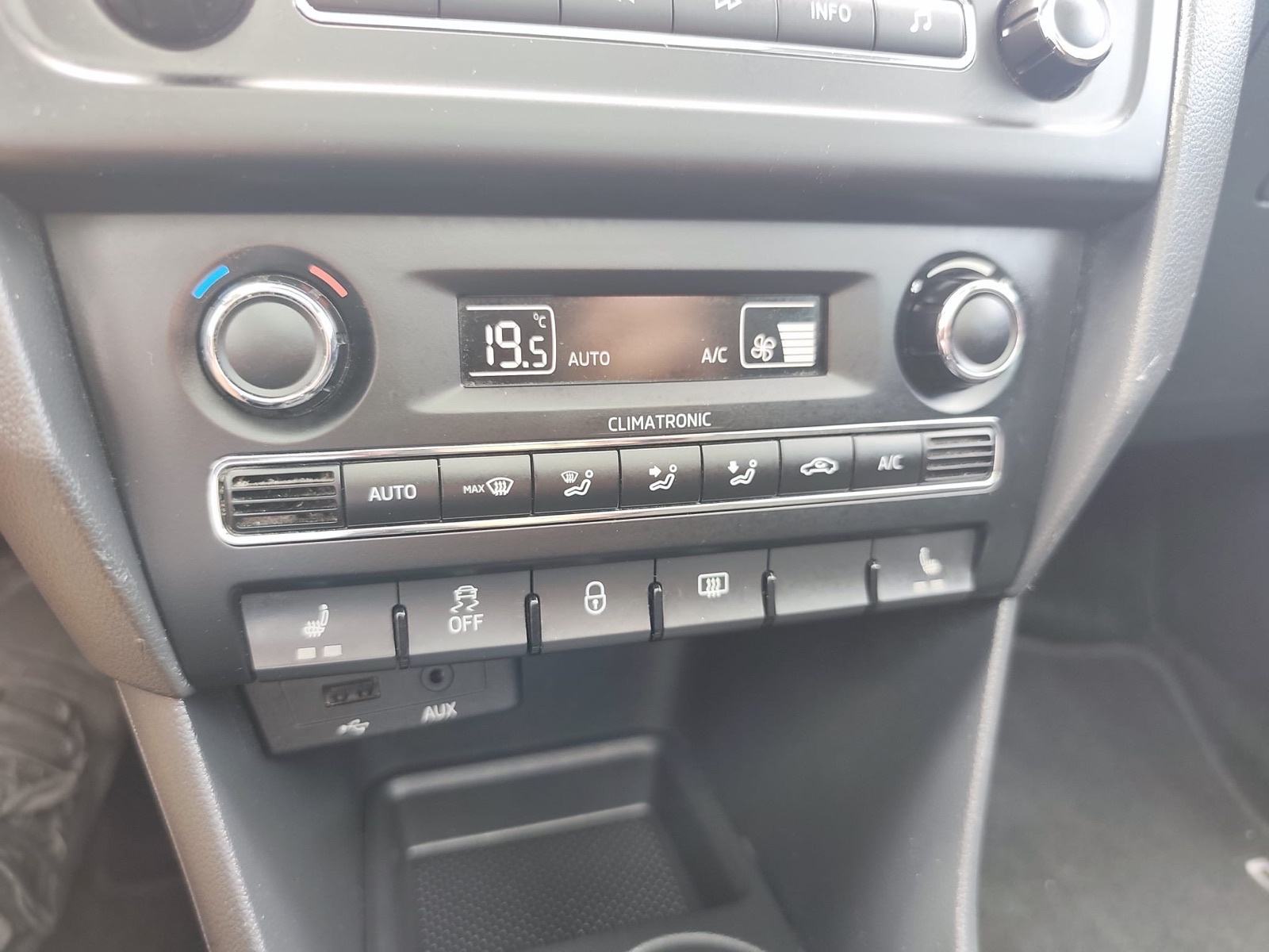 Škoda Rapid 1,6 TDI / EDITION / REG 1 GOD / PANORAMA !, fotografija 17