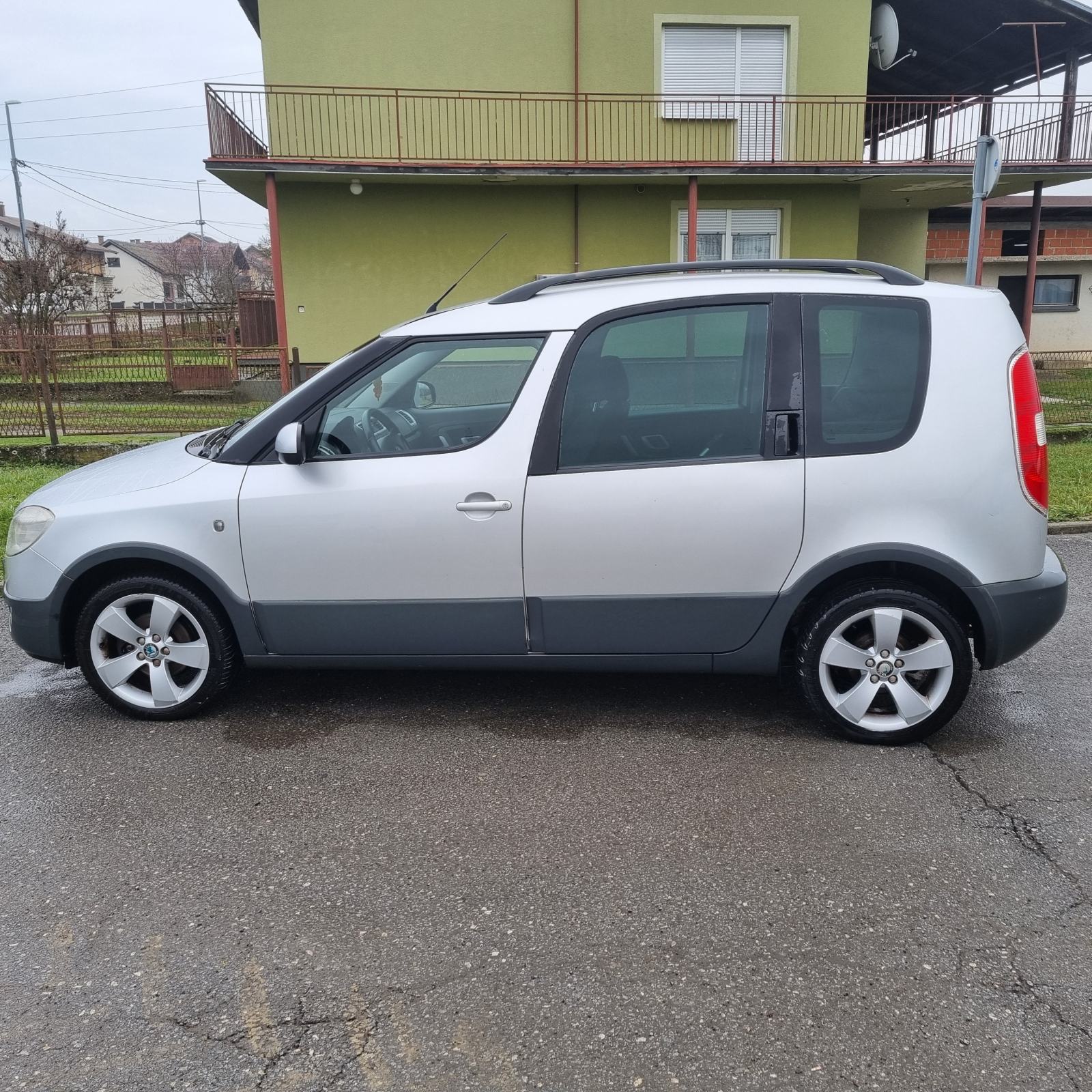 Škoda Roomster Scout 1,4 benz.Registrirana godinu dana, fotografija 1