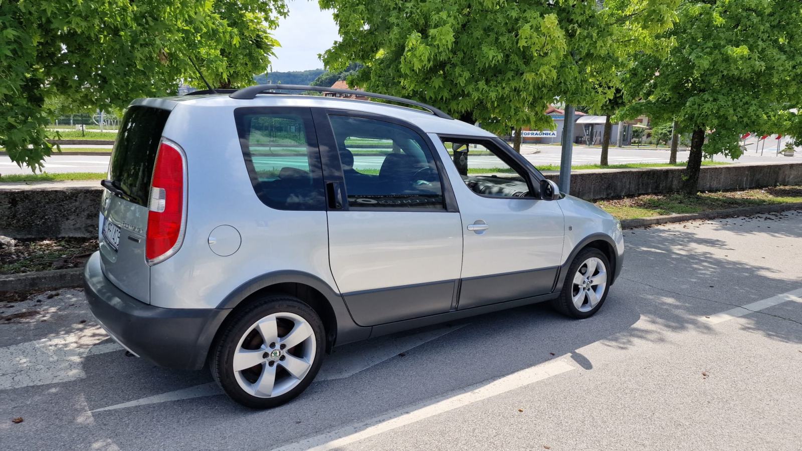 Škoda Roomster TSI SCOUT 4850 EURA; POKLON PUN TANK GORIVA, fotografija 6