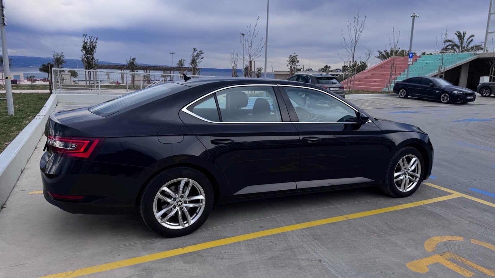 Škoda Superb 1,6 TDI, fotografija 2