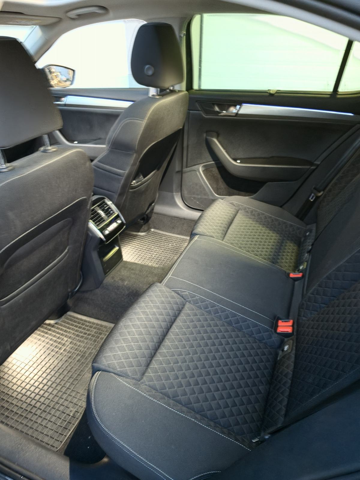 Škoda Superb 1,6 TDI, fotografija 13