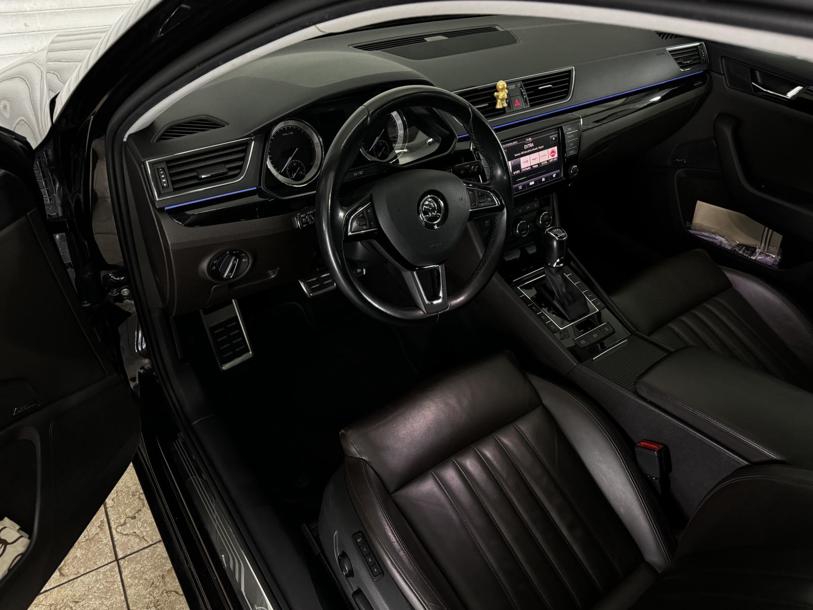 Škoda Superb 2,0 TDI 140kw L&K automatik, 2 seta guma, fotografija 8