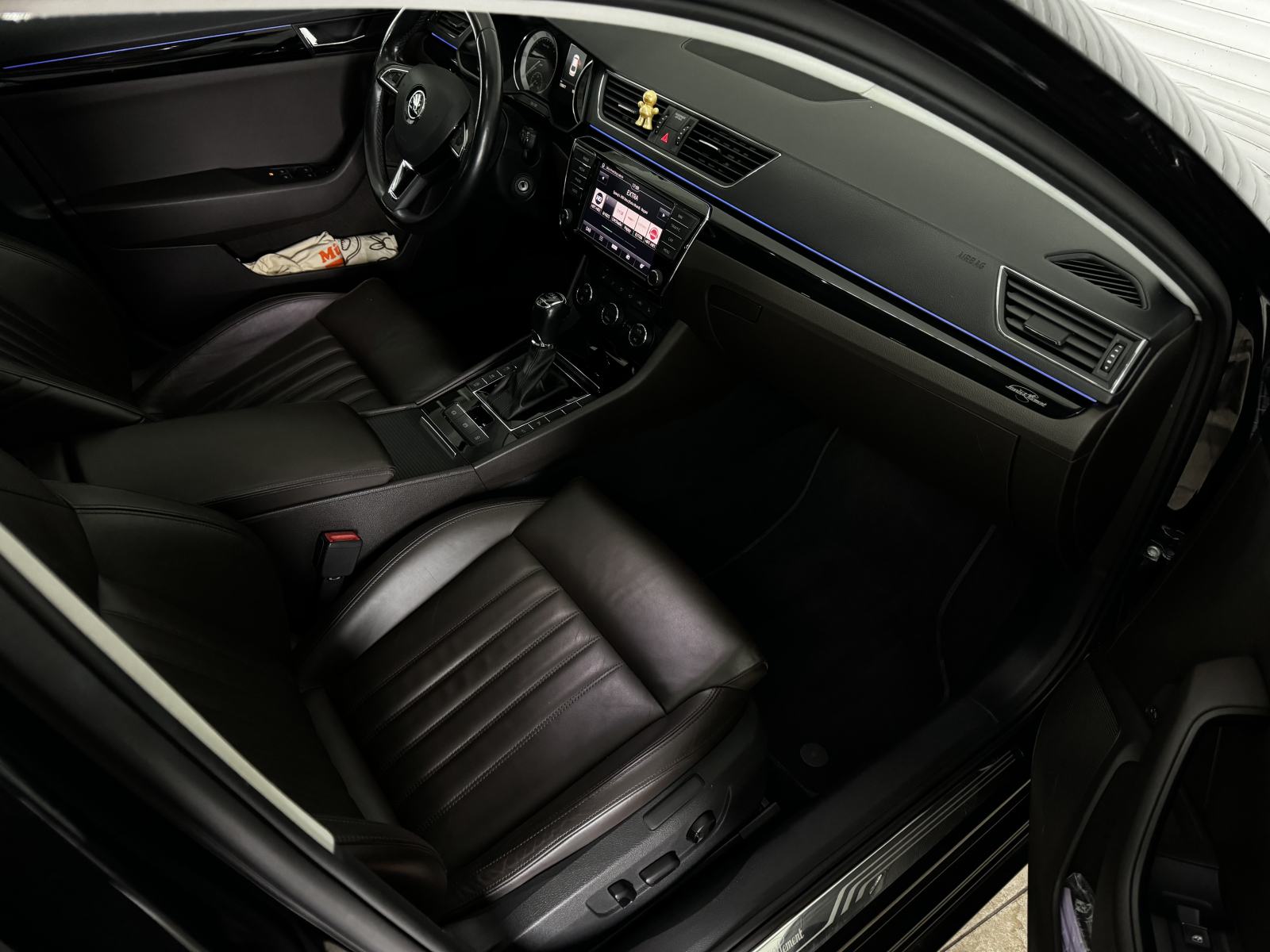 Škoda Superb 2,0 TDI 140kw L&K automatik, 2 seta guma, fotografija 9
